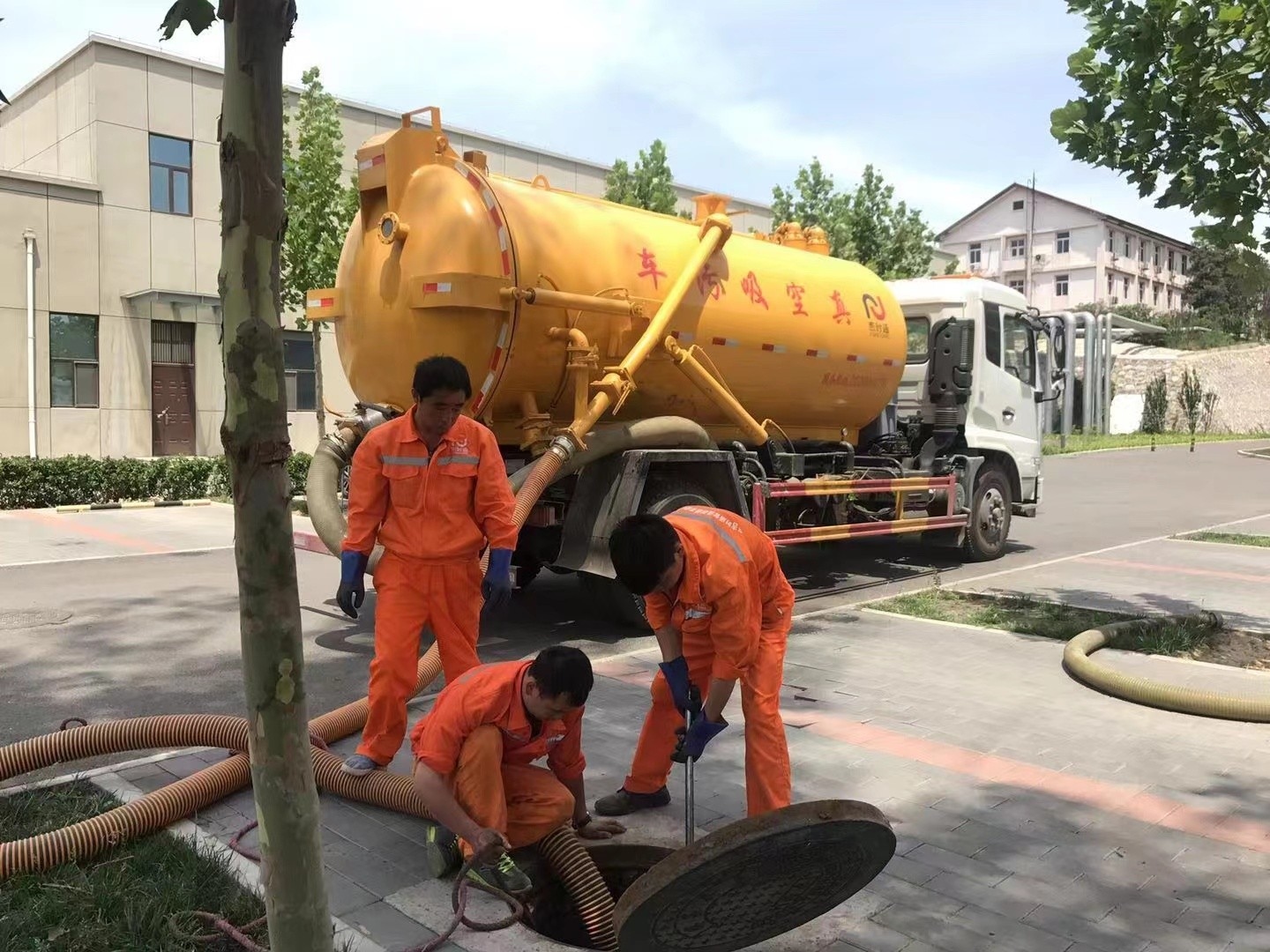 小河管道疏通车停在窨井附近