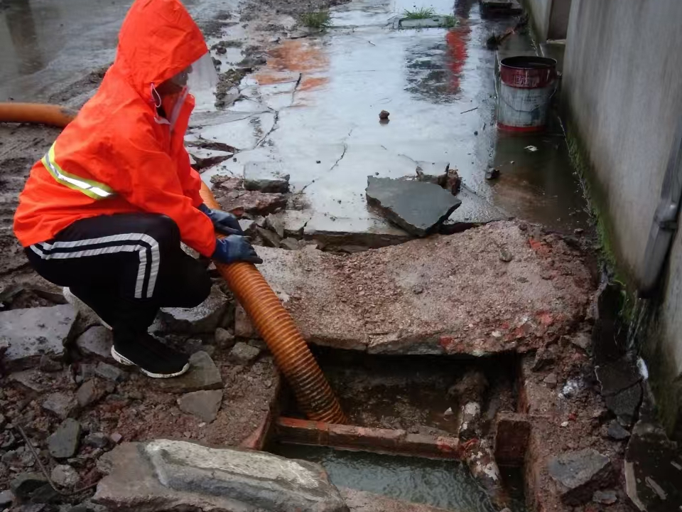 小河专业清理污水池 炜誉市政以规范流程守护城市 “肠道”