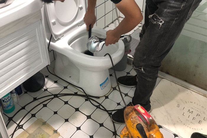 小河马桶堵塞自己疏通还是找师傅?专业上门服务让你省时更省心