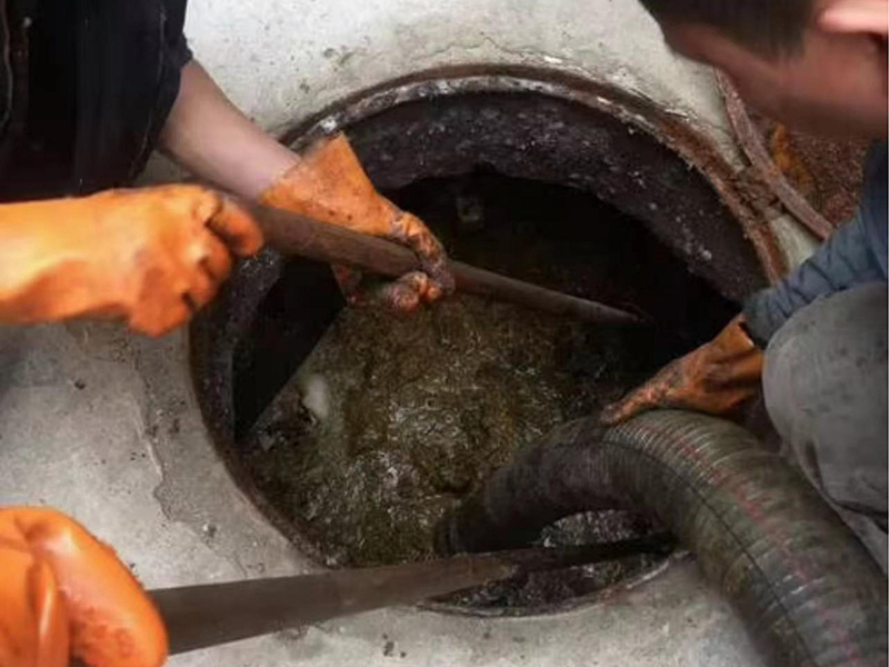 小河清理化粪池时如何避免沼气的危害?